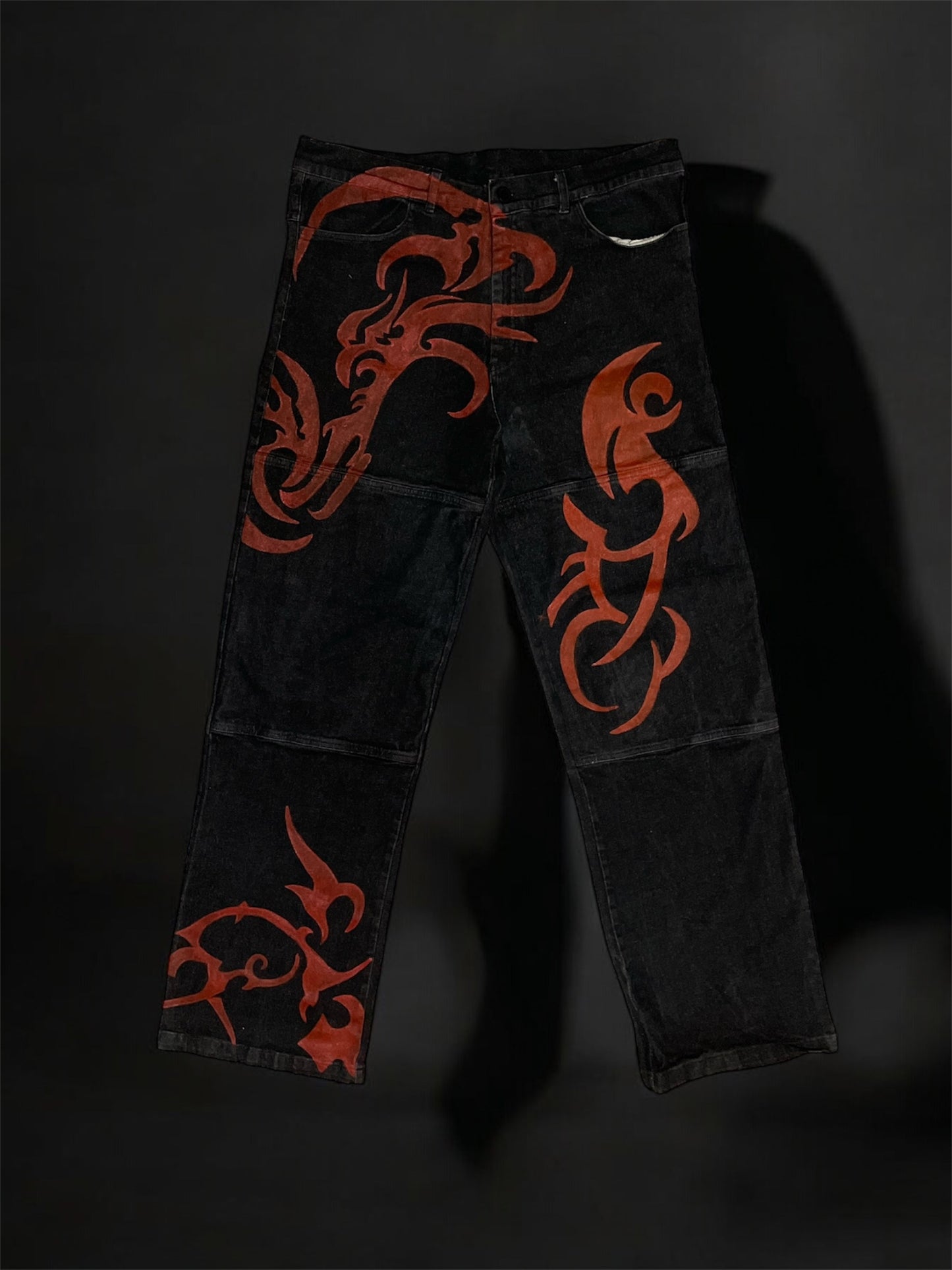 Pantalón ancho de corte recto con diseño desgastado e ilustraciones en rojo